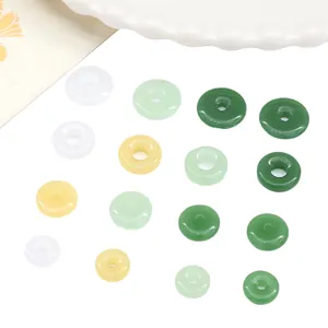 Detailansicht bunter Pi-Disc-Glasperlen für DIY-Schmuck und manuelles Weben