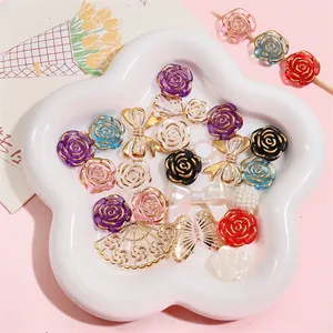 Assortiment de breloques fleurs et nœuds en acrylique avec bords dorés