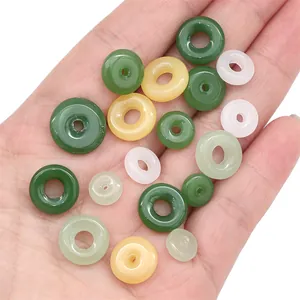 Handgehaltene bunte Donut-Perlen aus Jadeglas für die DIY-Schmuckherstellung im Set