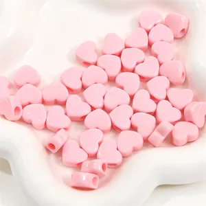 Perles de coeur en acrylique rose clair poli avec trous pour la création de bijoux