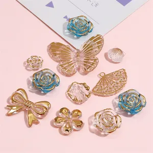 Vue détaillée de perles en acrylique DIY avec bordures dorées et formes florales