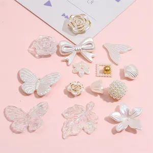 Assortiment de breloques DIY en acrylique avec papillons blanc perle et perles fleurs