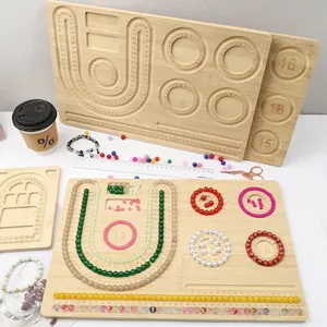Makroansicht der hölzernen Perlen-Design-Tafel mit Größenmarkierungen für Armbänder