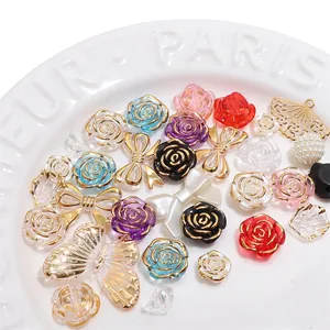Kit perles bijoux DIY avec roses acryliques, papillons dorés et perles artisanat