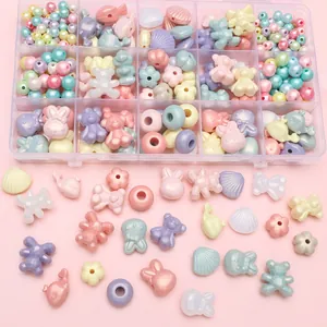 Détail macro de perles en acrylique macaron dans une boîte de 15 cases pour bijoux DIY