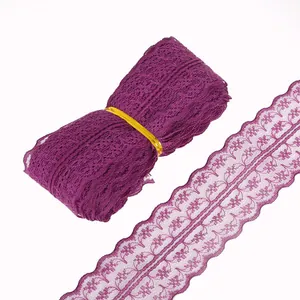 Vue détaillée du ruban de dentelle violet foncé avec motifs floraux ajourés