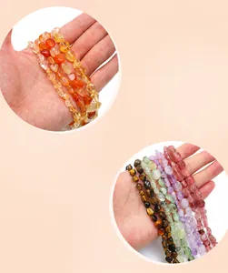 Detailansicht unregelmäßiger Natursteinperlen für DIY-Schmuck und Bastelprojekte