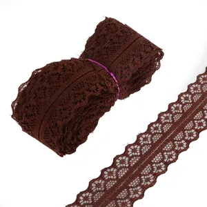 Détail du ruban en dentelle évidée marron foncé avec bords festonnés pour couture DIY