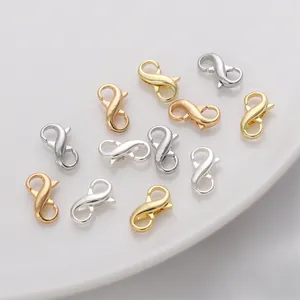 Vista macro de cierres en forma de S dorados y plateados para collares de joyería