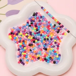 Makroaufnahme von 4mm bunten Acryl-Zylinderperlen für DIY-Schmuck und Handyketten