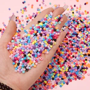 Bunte 4mm Acrylperlen zum Basteln von Handyketten und DIY Schmuck auf der Handfläche gehalten