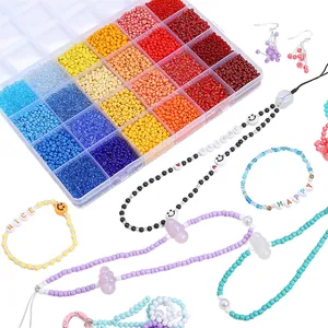 Detail van 24-vaks DIY-kralenset met glazen kralen, letterkralen en handgemaakte sieraden