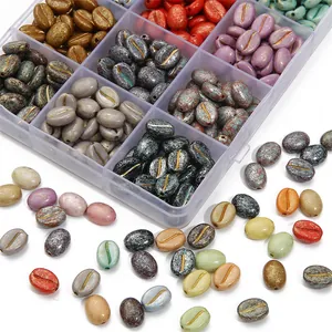 Macro-opname van 8x10mm acryl koffieboon kralen in diverse kleuren voor DIY sieraden maken