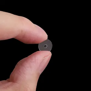 Distanziatori in acrilico trasparente da 4-10mm per gioielli su un polpastrello