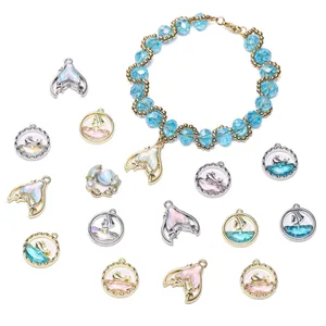 Detail van oceaanbedeltjes en blauwe kralenarmband voor het maken van handgemaakte sieraden