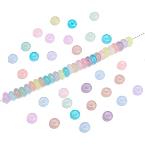 Makro-Detail von bunten 3x6mm Macaron-Abakusperlen für DIY-Schmuckherstellung