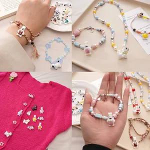 Détails de charms chiots en céramique sur bracelets et vêtements en maille rose