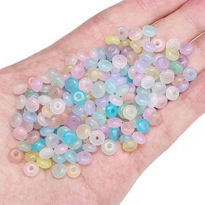 3x6mm bunte Macaron-Perlen in der Hand für DIY-Halsketten und Armbänder zur Schmuckherstellung