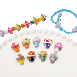 Macro-opname van kleurrijke paddenstoel kralen van glas voor DIY-sieraden