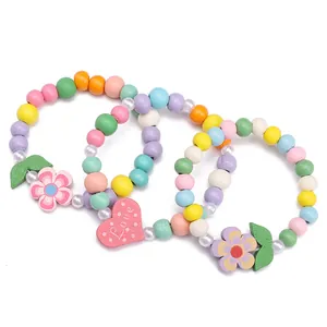 Dettaglio di perle in legno colorate 8mm con ciondoli a fiore e cuore Love per il fai-da-te