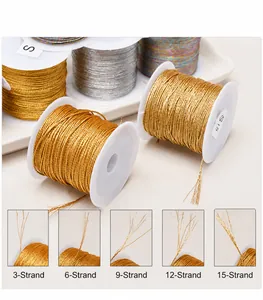 Dettaglio macro del cordino in nylon intrecciato a più fili in oro e argento per gioielli DIY
