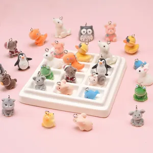 Detail van kleurrijke geflokte dierfiguren in diverse vormen voor DIY-sieraden