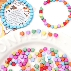 Bunte Acrylperlen in Herzform für DIY-Schmuckherstellung und handgemachtes Bastelzubehör