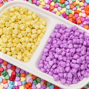 Detailansicht matter Acryl-Herzperlen in Gelb und Violett für DIY-Schmuckherstellung