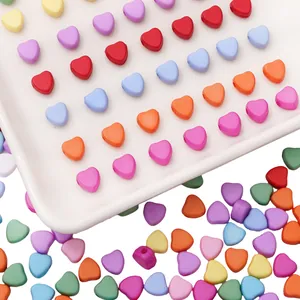 Nahaufnahme matter Acrylherzperlen in verschiedenen Farben für DIY-Schmuckherstellung