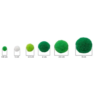 Pom pom elastici verdi e bianchi per fai-da-te mostrati in misure da 0,8cm a 3cm