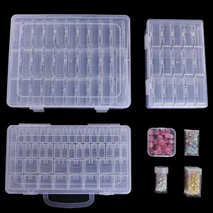 Vista de cajas apilables de plástico transparente para joyas y accesorios pequeños