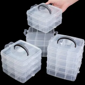 Primer plano de cajas organizadoras transparentes de varios niveles con asas cómodas