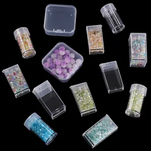 Detalle macro de cajas de plástico transparente con cuentas de colores en varias formas y tamaños