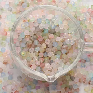 Dettaglio macro di perle di vetro smerigliato sfaccettate da 4mm in colori pastello