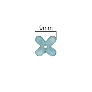 Perles fleurs en acrylique bleu clair 9mm avec accents dorés pour bijoux DIY artisanat