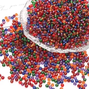 Gros plan de perles de rocaille colorées de 3mm pour la création de bijoux DIY