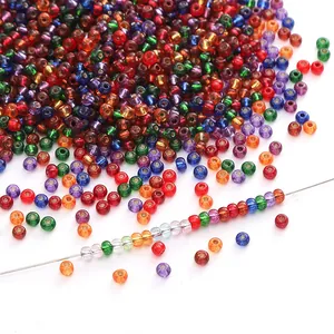 Macro détaillée de perles de rocaille colorées de 3mm pour la fabrication de bijoux DIY
