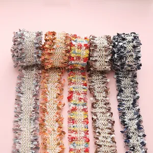 Vue détaillée de cinq rubans de dentelle à franges colorés pour couture et DIY