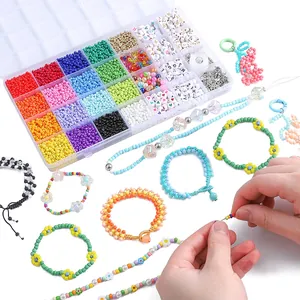 Vista macro de una caja DIY de 24 compartimentos con cuentas y letras de colores