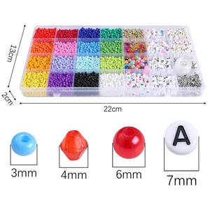 Vista macro del kit de joyería de 28 compartimentos con cuentas de colores y letras DIY