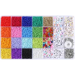 Vista detallada del kit de joyería DIY de 28 rejillas con cuentas de colores y piezas