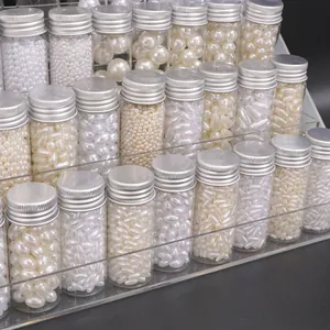 Primo piano di perle finte in ABS bianco in varie forme per gioielli fai da te