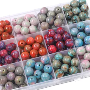 Bunte Resin-Perlen mit Marmorstruktur in Aufbewahrungsbox für DIY-Schmuck