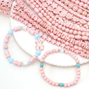 Détail macro de perles en turquoise rose synthétique en forme de crâne et d'étoile pour bijoux