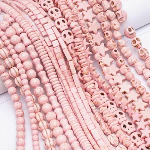 Vue macro de perles en turquoise synthétique rose en forme de crâne et d'étoile pour DIY