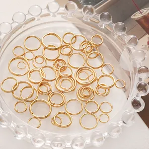 Detailweergave van gepolijste gouden roestvrijstalen ringetjes voor DIY-sieraden