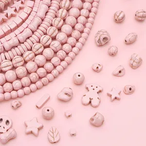 Vue détaillée de perles en turquoise rose synthétique aux formes d'étoiles et d'ours