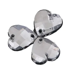 Drie heldere acryl hartvormige naaistenen met twee gaten voor DIY bruidsjurk decoraties