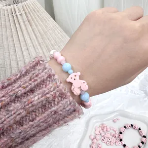 Gros plan d'un bracelet en turquoise rose fait main avec une adorable perle en ours