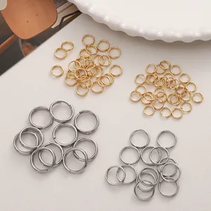 Detailopname van gouden en zilveren splitringen van rvs voor DIY-sieraden maken